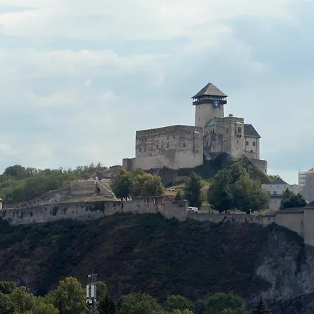 Ynaq * Trenčín